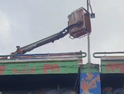 Naas, Dua Petugas Penerangan Jalan Jatuh Dari Crane Setinggi 8 Meter di Fly Over Kalibalok Bandar Lampung