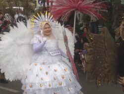 Terlihat Cantik, Seorang Peserta Pawai Alogaris HUT RI Ke 79 Dari SDN 11 Kota Langsa Mengunakan Kostum Angsa Putih