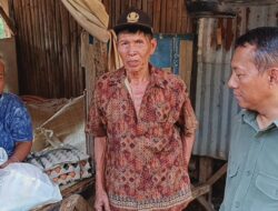 Tidur Dikandang Kambing, Nenek Penjaga Makam Kraton Pasarean Selamiring Mbah Uyut Kranggan Ini Sakit, Lurah Jatisampurna Datang Menjenguk