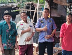 Moment Saat Camat Jatisampurna Bersama Pimpinan Redaksi Detikviral.com Memberikan Santunan Kepada Nenek Sani