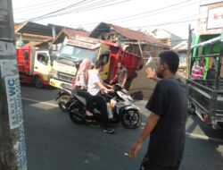 Truck Pasir Terperosok ke Selokan, Arus Lalulintas di Jalan Perjuangan Teluk Pucung Bekasi Utara Sempat Macet Parah