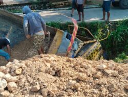 Apes ! Dum Truck Bermuatan Grosok Pecah Ban Terperosok ke Parit, Kaki Sopir Terjepit